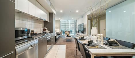 Réfrigérateur, micro-ondes, four, plaque de cuisson