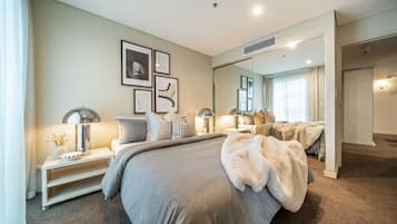 2 bedrooms, desk, WiFi, bed sheets