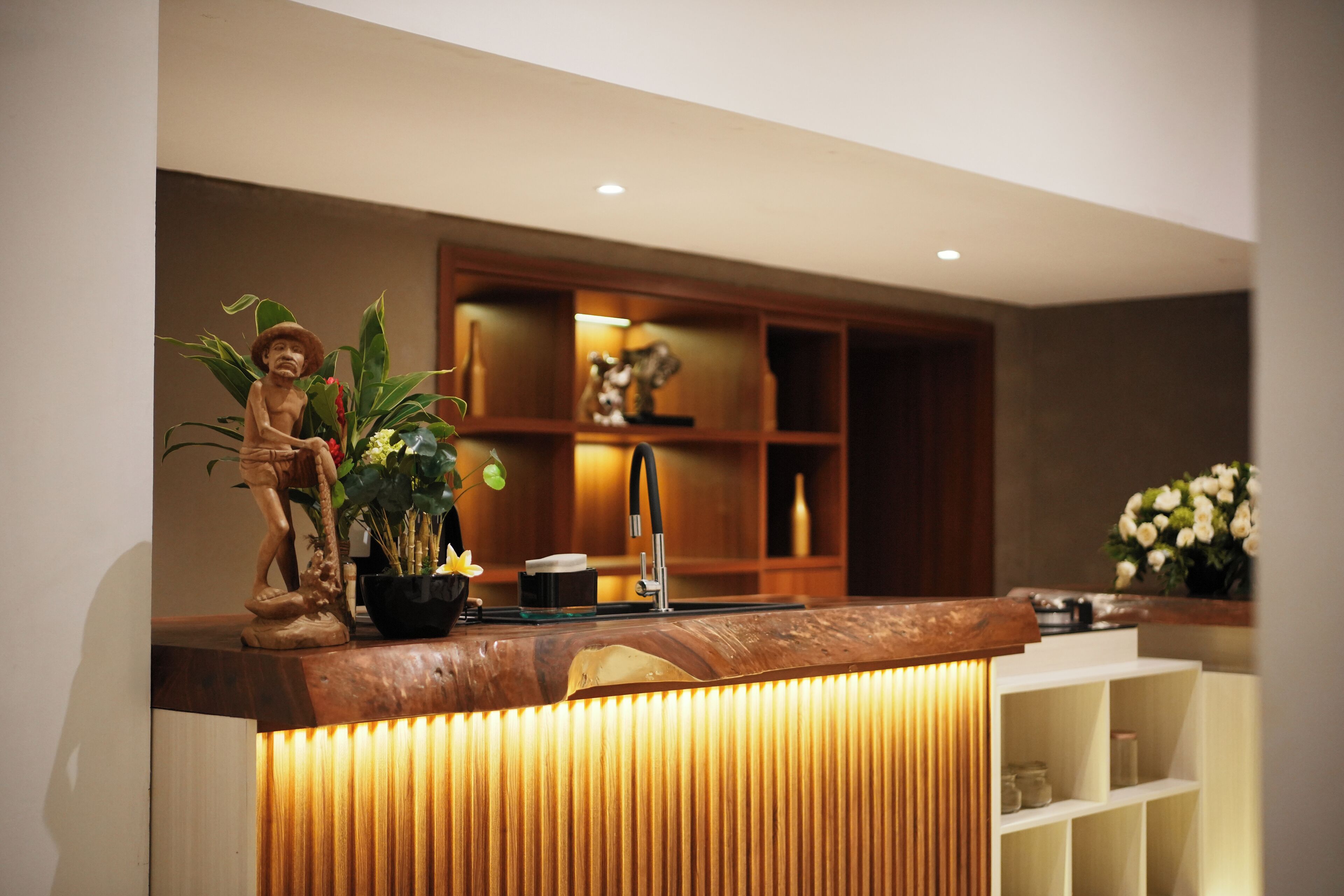 Microwave, stovetop, electric kettle, cookware/dishes/utensils