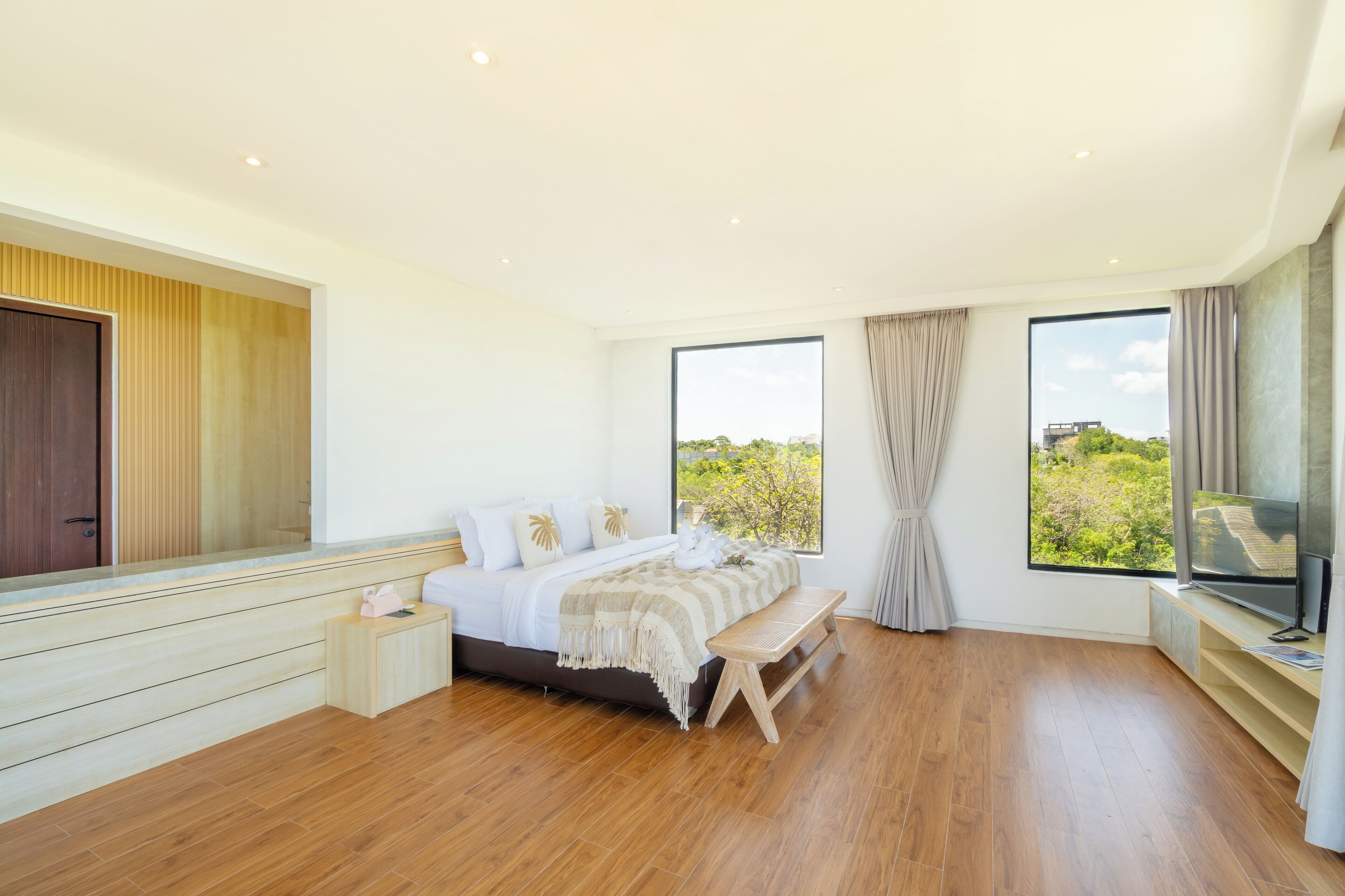 Escrivaninha, cortinas blackout, berços (sobretaxa)