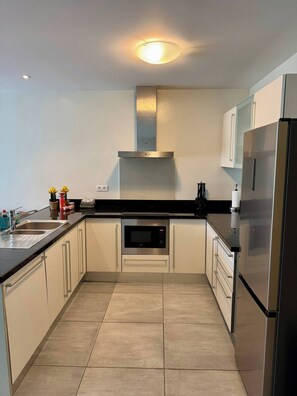 Kjøleskap, mikrobølgeovn, ovn og oppvaskmaskin