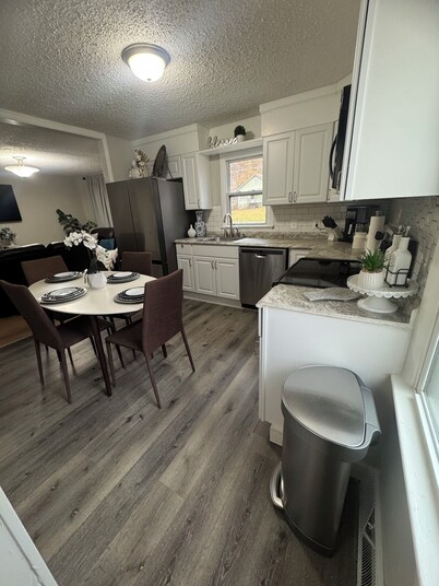 CLEAN AND COZY HOME JUST MINUTES FROM DOWNTOWN OVERLAND PARK