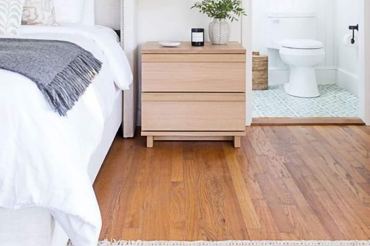 Caixa forta a l'habitació, escriptori i cortines opaques