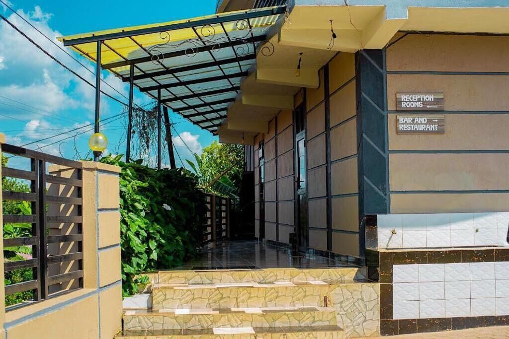 Un edificio con hall, bar e ristorante.