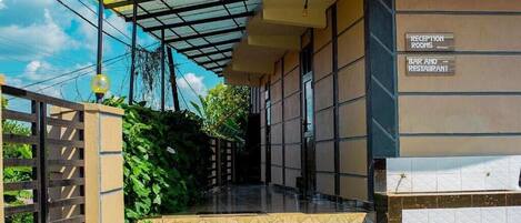 Vista frontal de la propiedad