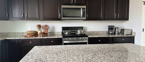 Mikrobølgeovn, kogeplade, opvaskemaskine