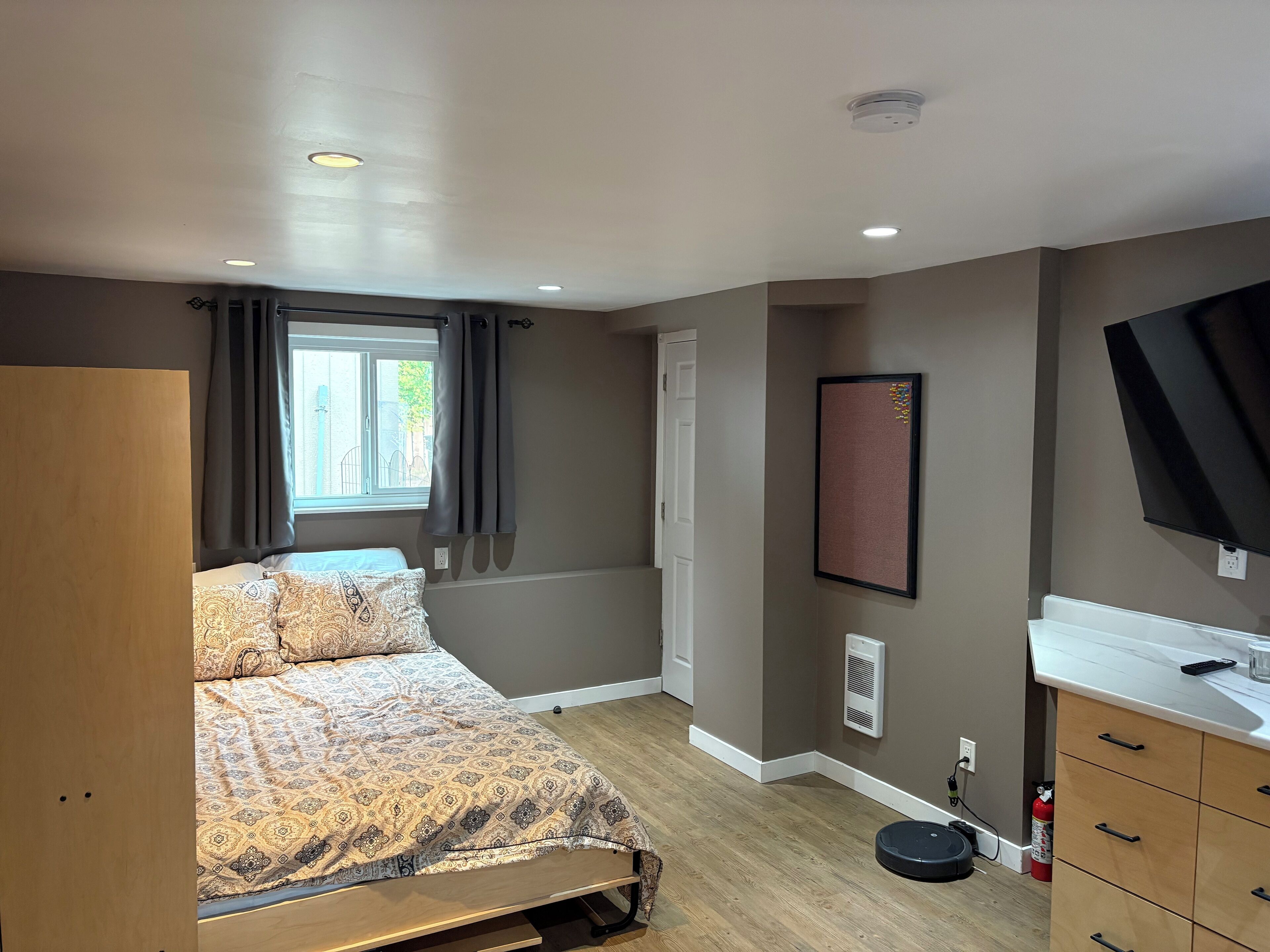 1 bedroom, desk, WiFi