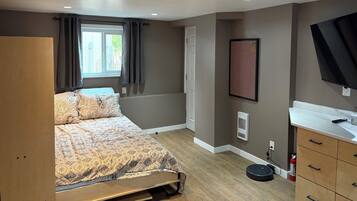 1 bedroom, desk, WiFi