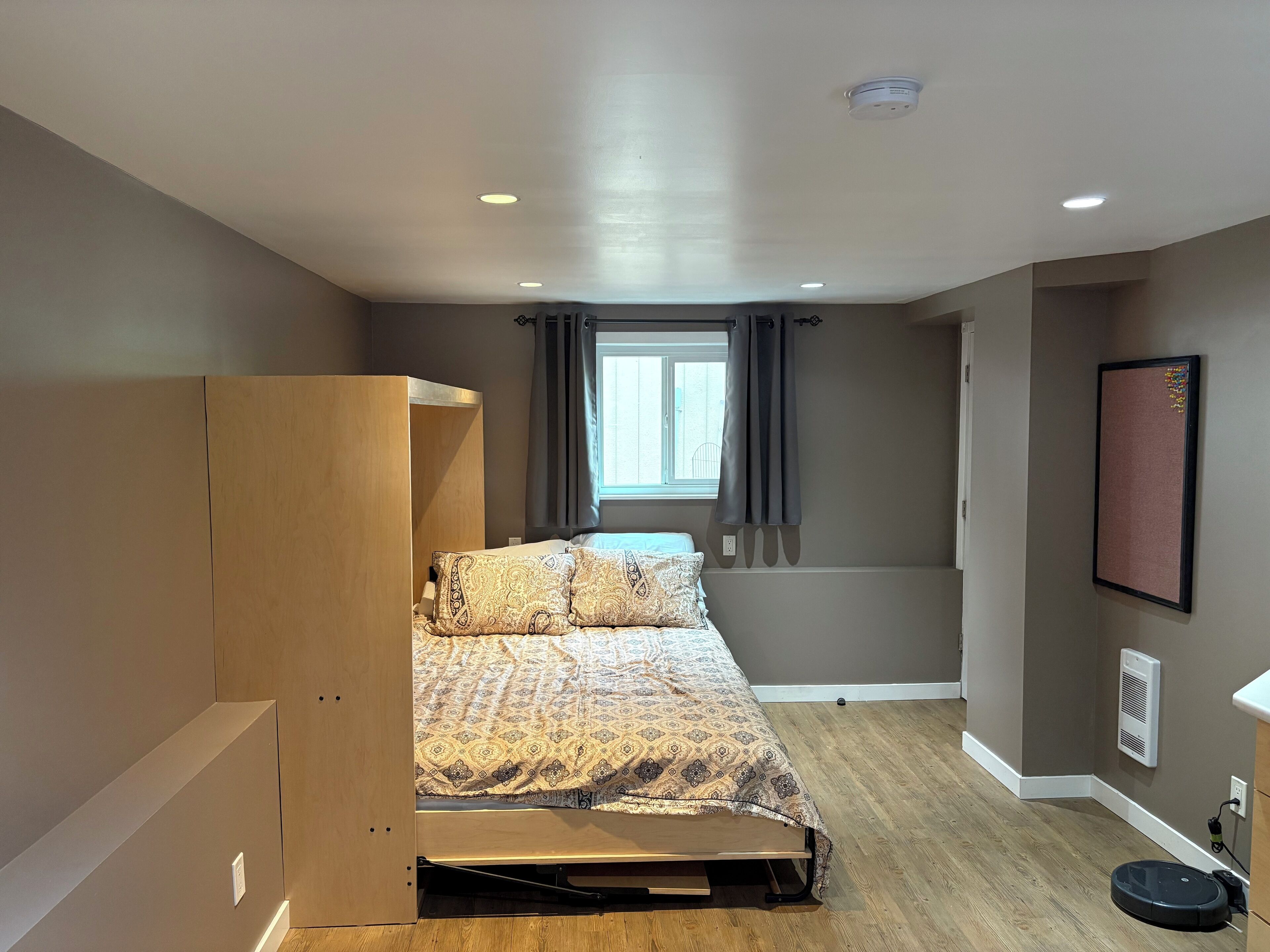 1 bedroom, desk, WiFi