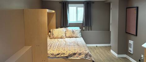 1 bedroom, desk, WiFi