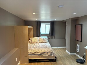 1 bedroom, desk, WiFi