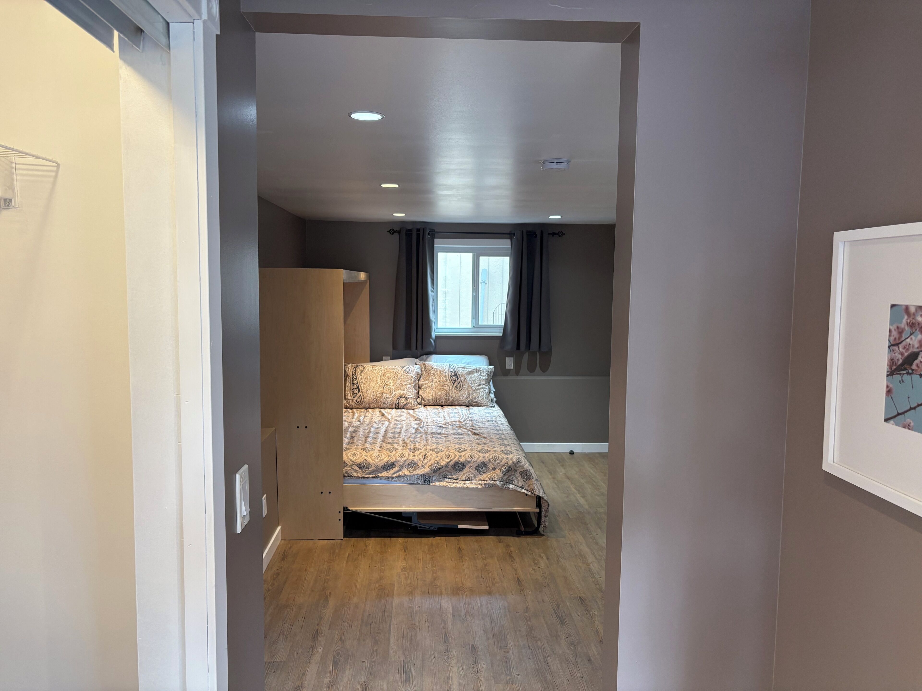 1 bedroom, desk, WiFi