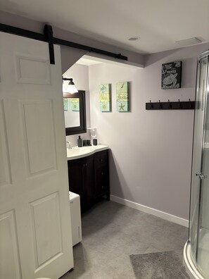 Doccia, asciugamani, sapone, carta igienica