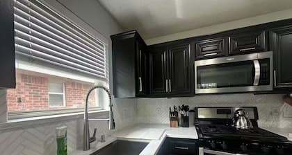 3-bedroom house in welcoming Humble with fitness room, AC