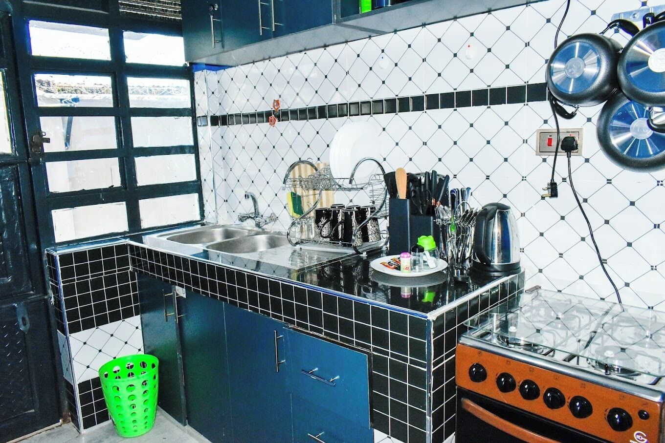 ファミリー アパートメント シティビュー | 専用キッチン | 冷蔵庫、電子レンジ、調理器具と食器