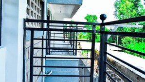 Eine Treppe, die zu einem Gebäude mit einem Metallgitter führt.