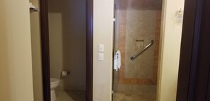 Badewanne und Dusche (separat), kostenlose Toilettenartikel