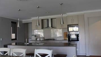 Mikrowelle, Ofen, Herdplatte, Geschirrspüler