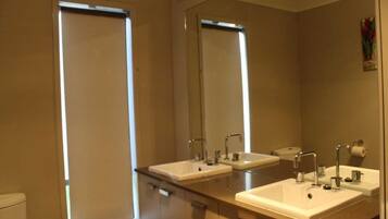 Haartrockner, Handtücher, Seife, Toilettenpapier