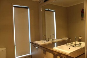 Haartrockner, Handtücher, Seife, Toilettenpapier