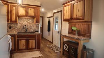 Kjøleskap, mikrobølgeovn, ovn og kokeplater