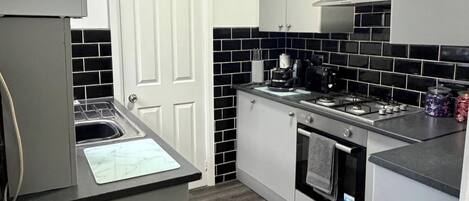 Réfrigérateur, four à micro-ondes, un four, surface de cuisson