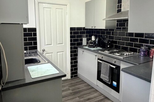 2 Bed Flat - Sleeps 3 - Parking - Wifi