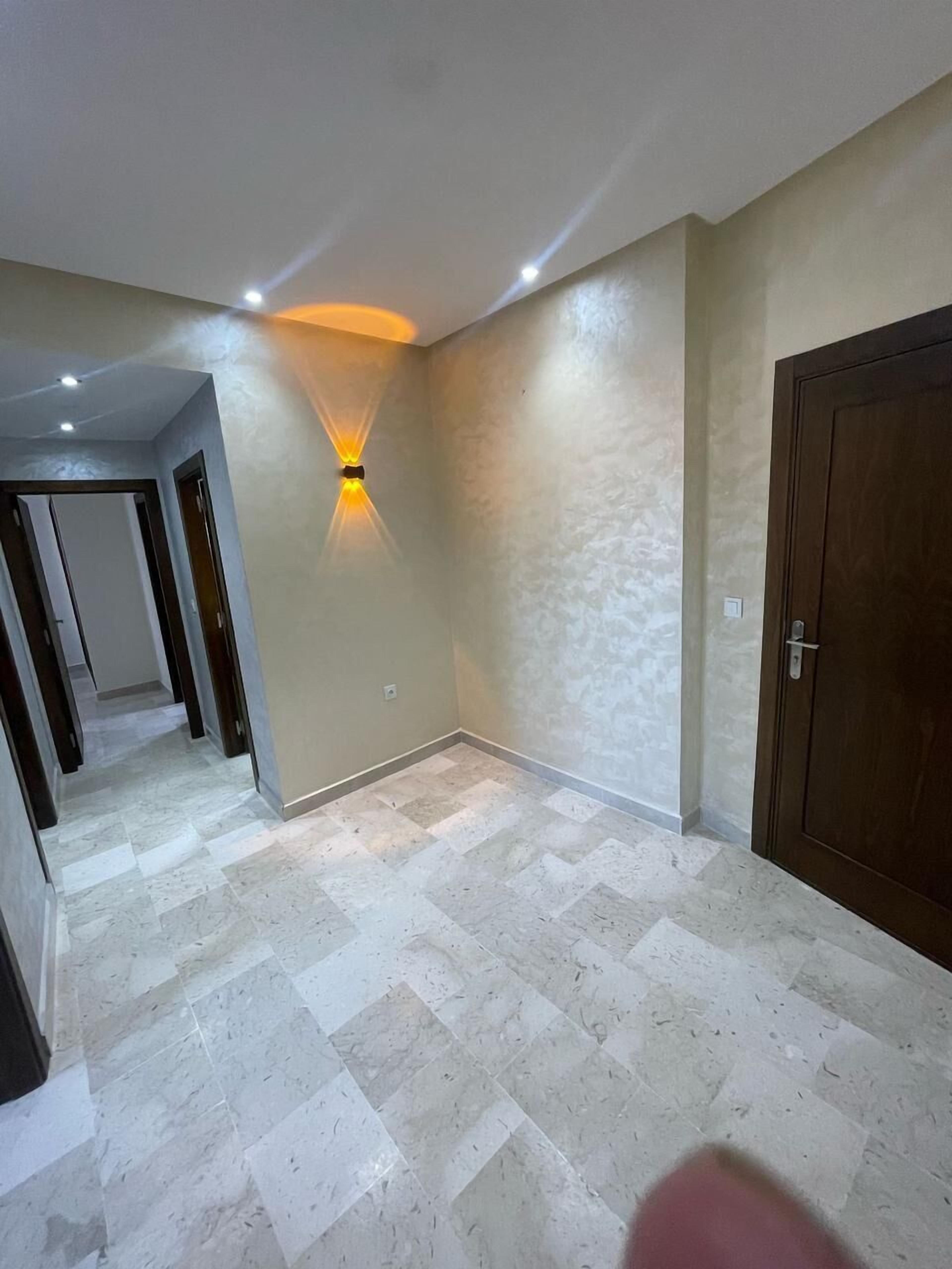 Departamento Confort, balcón, vista a la ciudad | Área de sala de estar