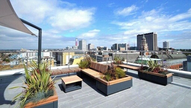 A rooftop terrace with seating areas and planters, overlooking a city skyline. - Modern Flat/Central Croydon/Sleeps 4/Free Parking (Croydon)