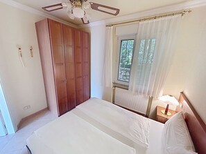 Travel cot, free WiFi