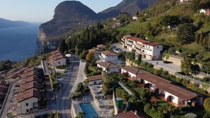 A coastal residential area with terraced houses, a swimming pool, and a view of the sea. - Cosy apartment for 2 guests with pool, WIFI, TV and terrace (Pieve)