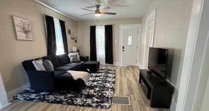 Cozy 2-bedroom bungalow in nice Terre Haute fully renovated