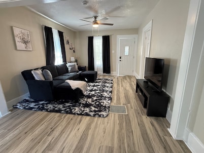 Cozy 2-bedroom bungalow in nice Terre Haute fully renovated