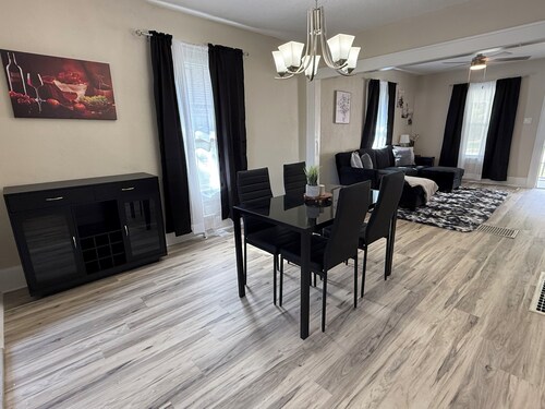 Cozy 2-bedroom bungalow in nice Terre Haute fully renovated