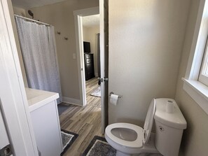 シャワー、タオル、石鹸、トイレットペーパー