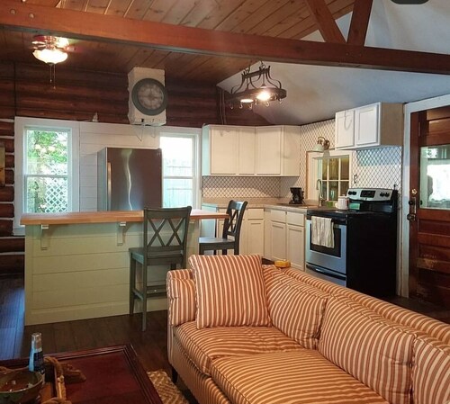 Charming Lakeside 2-bedroom log cabin on Caribou Lake, De Tour Village Michigan