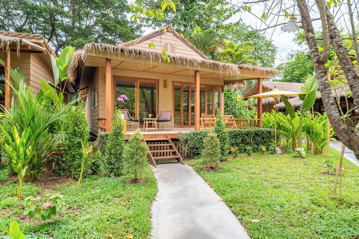 One Bedroom Riverfront Reserve | Free minibar items, in-room safe, free WiFi, bed sheets