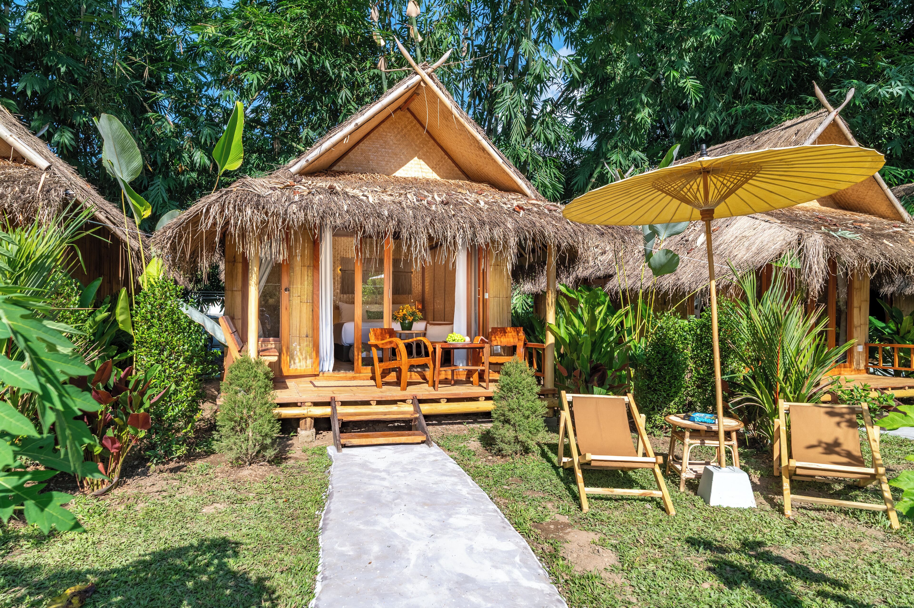 Riverfront Cottage | Free minibar items, in-room safe, free WiFi, bed sheets