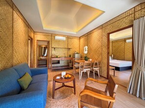 Two Bedroom Riverfront Reserve | บริเวณนั่งเล่น