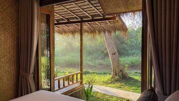 Two Bedroom Riverfront Reserve | Minibaari (osa tuotteista ilmaisia), tallelokero huoneessa