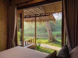 Two Bedroom Riverfront Reserve | Minibarvarer (inkludert), safe på rommet, wi-fi (inkludert) og sengetøy