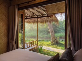 Two Bedroom Riverfront Reserve | 免费迷你吧物品、客房内保险箱、免费 WiFi、床单