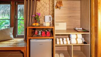 Bamboo Cottage | Banheiro | Chuveiro, secador de cabelo, chinelos, bidê