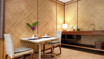One Bedroom Riverfront Reserve | In-room dining