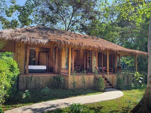 Two Bedroom Riverfront Reserve | Terrasse/patio