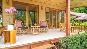 One Bedroom Riverfront Reserve | Terrace/patio