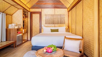 Riverfront Cottage | Frigobar (abastecido com alguns itens grátis), cofres nos quartos