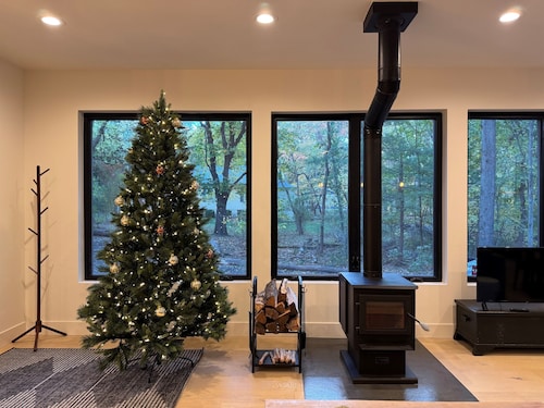 NEW Luxurious Home, Pool, Hot Tub, Private