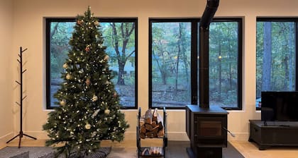 NEW Luxurious Home, Pool, Hot Tub, Private