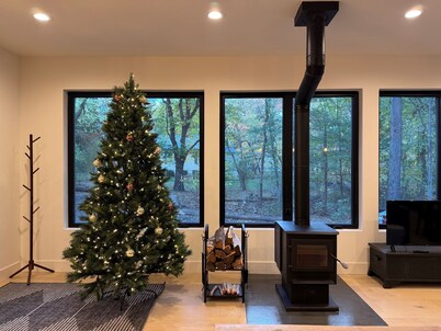 NEW Luxurious Home, Pool, Hot Tub, Private